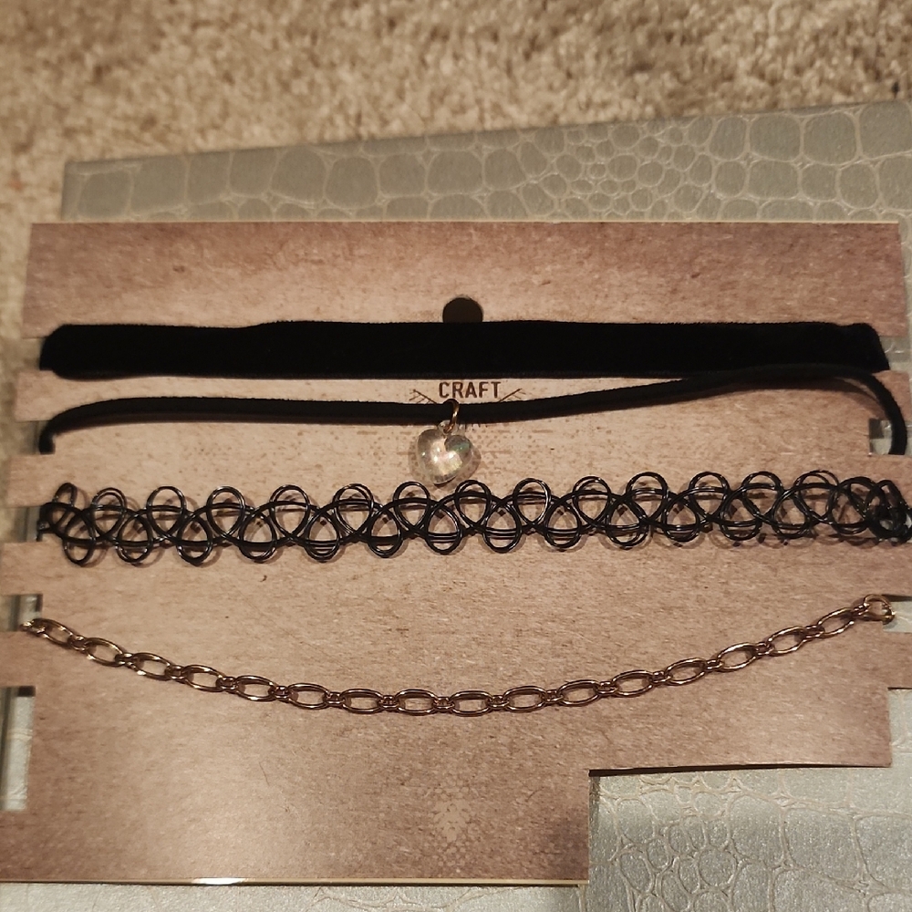True Craft Set Of Necklaces And Choker